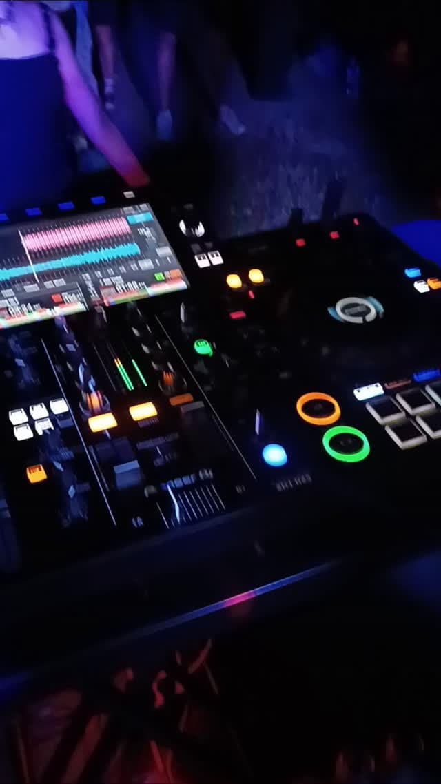 ✨ Podziękowania po Żwirowni 29.08.25

Ta impreza nie wydarzyłaby się bez:

💪 Ekipy od sprzętu @luxmainlesia – za czuwanie nad nagłośnieniem i cały setup 🙏
🎧 @qczi_music @techno_rzeszow – za konsolę i za to, że zagrał i promocję całego wydarzenia - Wielki Szacunek 
❤️ Znajomych @littek01 @_kopciuu_ @zuziapomianek @majeeczka_30 – za obecność od pierwszego do ostatniego bitu, za wsparcie i taniec 🔥
🌊 @port.molto – za leżaczki i pyszne jedzenie
⚡ Wujka @emiljamrog – za agregat
🚗 Tatę Piotra - za samochód
📹 @blondass_21 – za kamerkę GoPro
🎥 @lukaszkorab.media – za nagranie videoseta
Rodzinkę która wbiła posłuchać i wesprzeć mnie w tym wszystkim 🙌🫶🫶
Dzięki Wam i też osobom które tańczyły i się bawiły ta noc miała niesamowitą energię. To dopiero początek… 🚀

#RAWAVE #TechnoFamily #UndergroundVibes